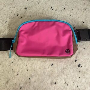Lululemon Everywhere belt bag - EUC.